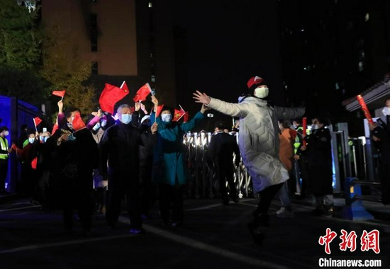 解封后,居民走出小區(qū)。 王磊 攝