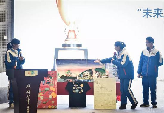 ▲学生展示未来之城。未来之城是项目,完成项目是载体,营造“学习场”是精髓