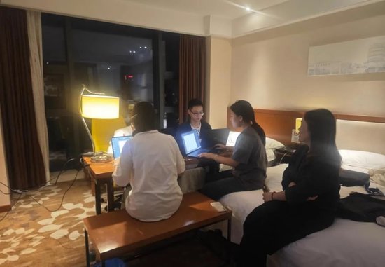 青苏师生赛前挑灯夜战