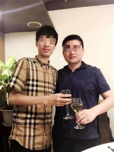 郭剑(左)向员工展示的与长路体育法人代表张先生的合影