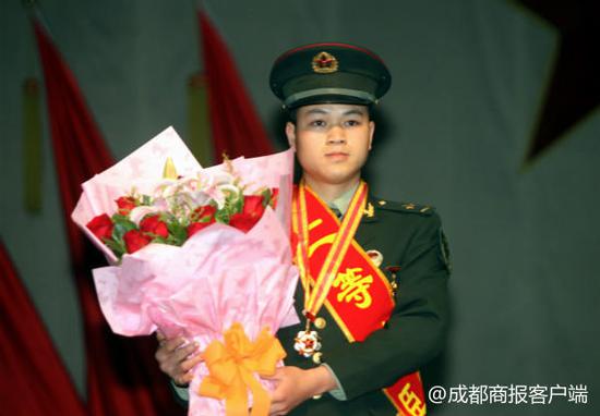 ▲ 杨再权二等功军功章 王永安供图