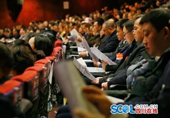 參會人員正認(rèn)真聽取瀘州市長楊林興作政府工作報告。周夢穎 攝