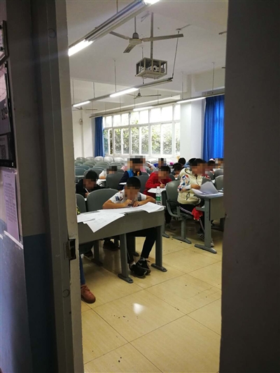 学生正在参加考试