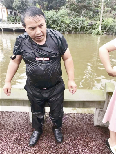 救人后的柳星明全身湿透