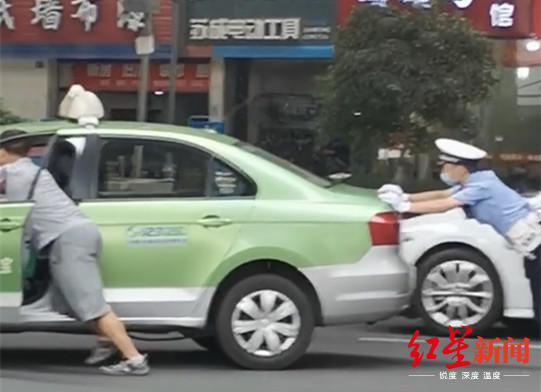 ↑與出租車司機合力將車推到路邊 視頻截圖