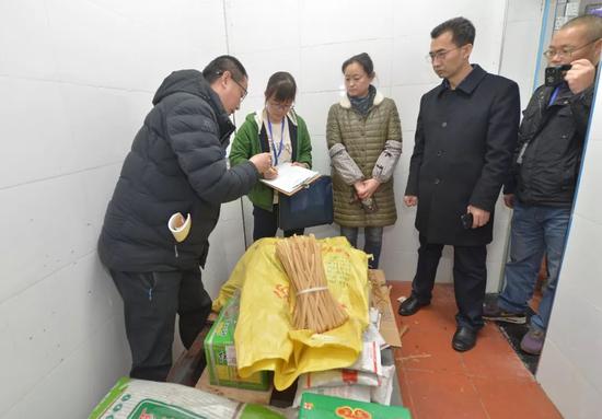 △3月16日,温江区市场监督管理局再次开库,对封存食材进行核查