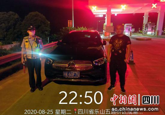 交警执法检查现场。高速交警提供