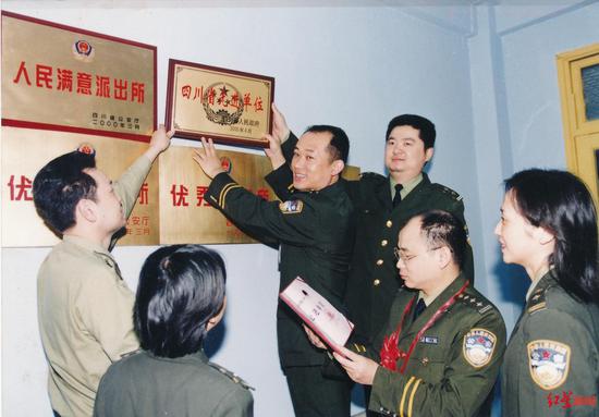 ↑人民东路派出所曾获多项荣誉(警方供图)