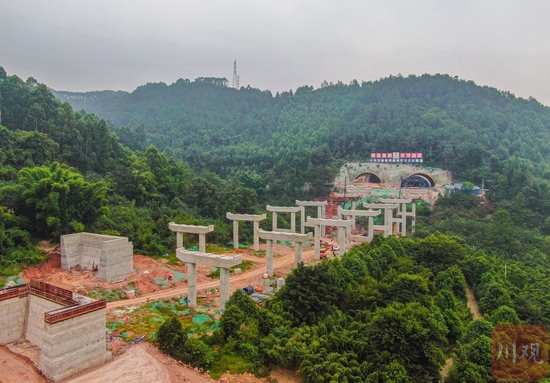 远瞰天邛高速梨花山2号隧道。