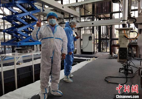 中國考古學會理事長王巍在三星堆考古新發現考古現場留影。供圖