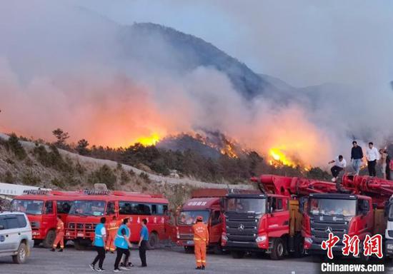 森林火灾从山顶烧到了山下。　吉狄 摄