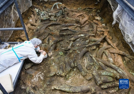 　9月7日，考古人员在四川德阳广汉市三星堆考古发掘现场8号“祭祀坑”内工作。新华社记者 王曦 摄