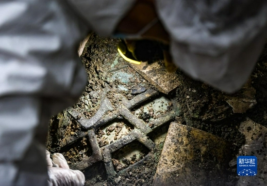 　9月2日，在四川德阳广汉市三星堆遗址，考古人员在7号“祭祀坑”内清理“玉板”。新华社记者 王曦 摄