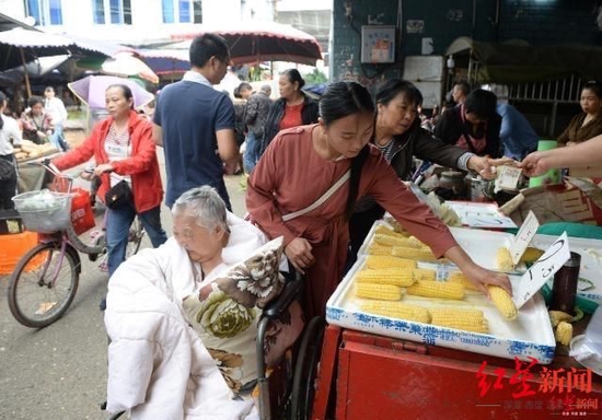 ▲代丽飞推着奶奶买菜（资料图）