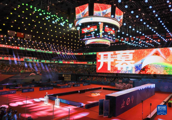 9月29日，第56届世界乒乓球团体锦标赛（决赛）开幕式在成都高新体育中心体育馆举行。新华社记者 刘续 摄