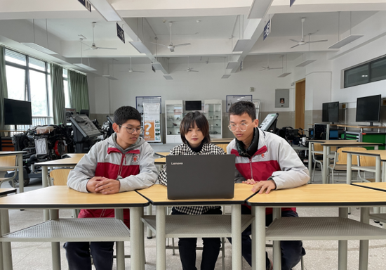 学校专业教师指导学生