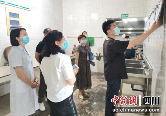 开展高考前安全检查。 绵竹市委宣传部提供
