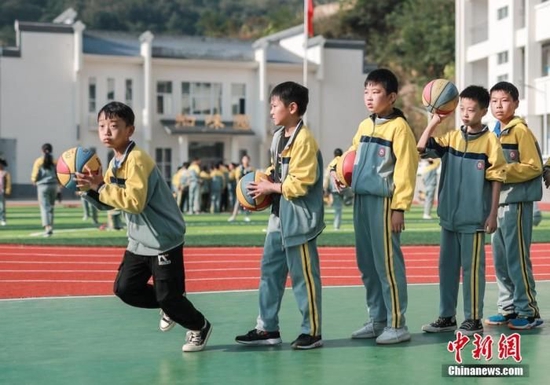 资料图：学生在操场上体育课。中新社记者 瞿宏伦 摄