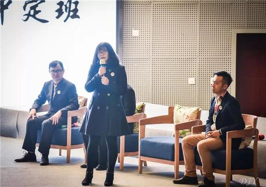 ▲课题组成员庄三老师讲述结合初中生的特性,全面铺开电子书包的使用,在初一会使用的基础上,让学生变为熟练运用,并引入更多媒介,让电子书包环境下的教学变得更有深度