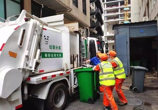 成都街头的餐厨垃圾密闭运输车