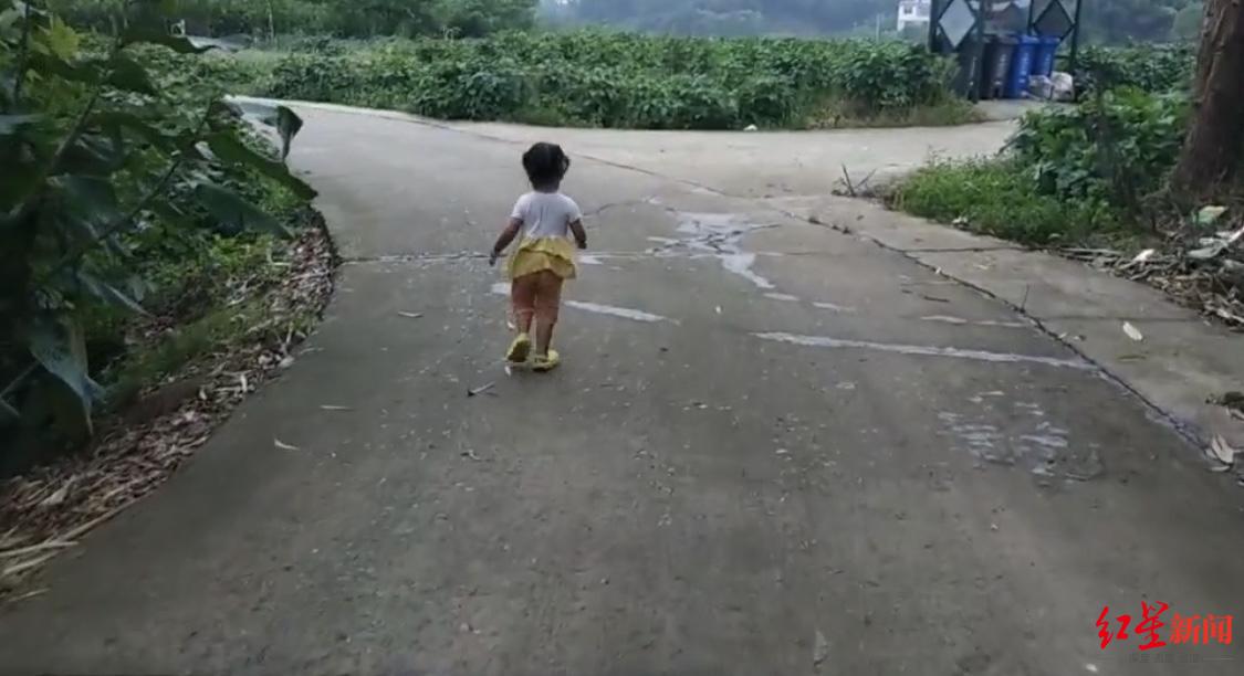 妹妹在老家跑步鍛煉
