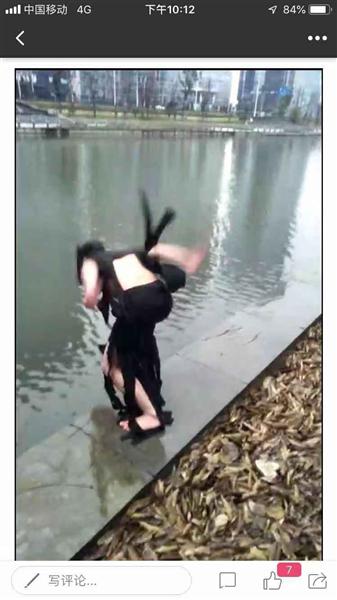 郝中友跳水的瞬间