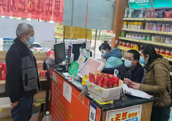 工作人員正在執法。成都市市場監管局供圖