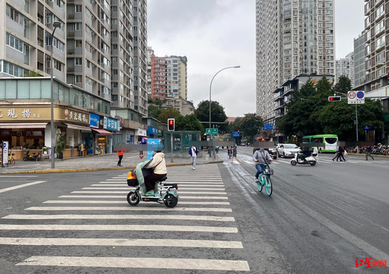 ▲天涯石北街，电动自行车与共享单车“擦肩而过”