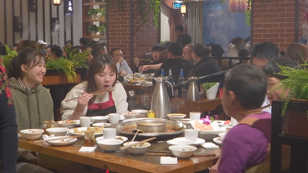 瀘縣劉掌門火鍋連鎖店賓客滿堂。黃平攝