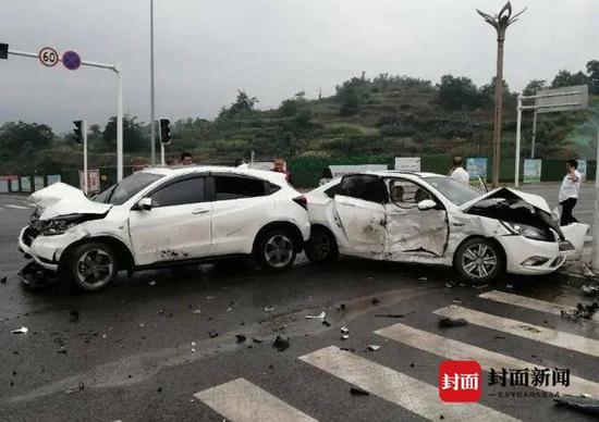 達州市新政務中心路口兩車相撞