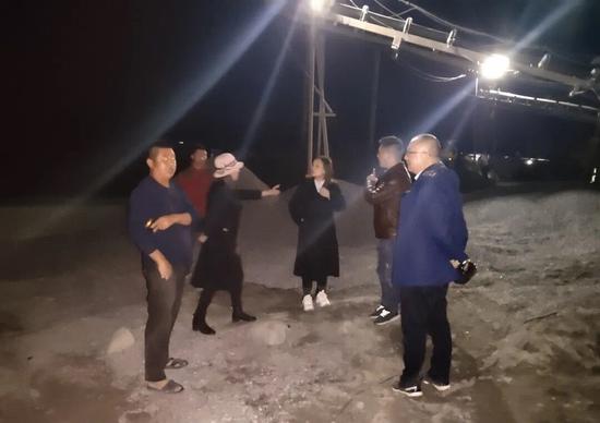 執(zhí)法人員開展夜查行動。