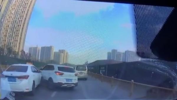 杭州早高峰期間,一輛變道車“加塞”,后車加速撞上。視頻來源 蕭內網 編輯 陳雅儒