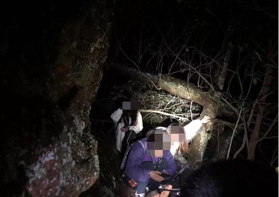 3名女子在1450米处的一个峡谷附近被找到。本文图片 杭州警方提供