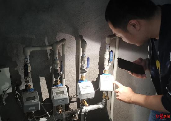水公司工作人員查看水表