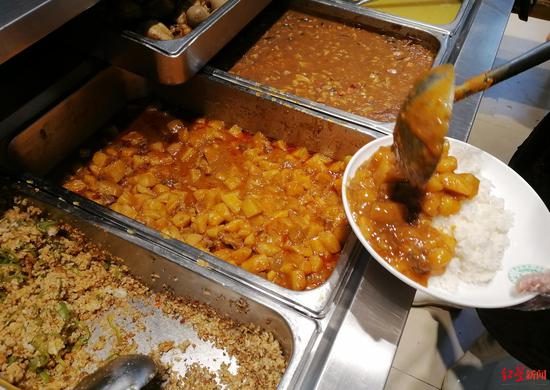 成都市第一人民醫院餐廳供應的土豆燒排骨 攝影記者 張直