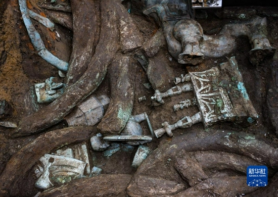 　这是9月2日在四川德阳广汉市三星堆遗址考古发掘现场8号“祭祀坑”拍摄的青铜神坛局部。新华社记者 王曦 摄
