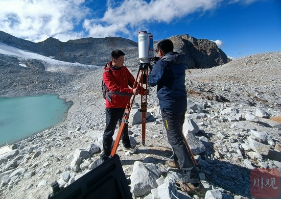 　利用三维激光扫描仪对试验区的冰川进行形态测量。中国科学院西北生态环境资源研究院冰冻圈科学国家重点实验室提供