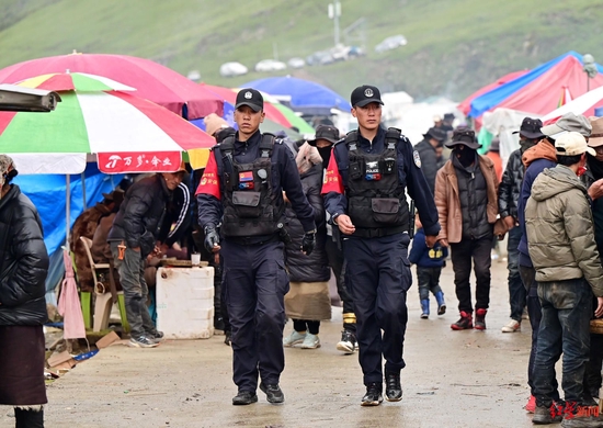 ↑理塘县公安局民警正在阿加沟虫草交易市场巡逻