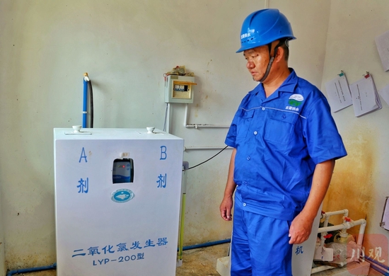 古蔺县水务局兴农村镇供水总站站长杨胜勇正在鱼化供水站检查设备。