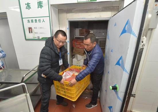 △3月16日,温江区市场监督管理局再次开库,对封存食材进行核查