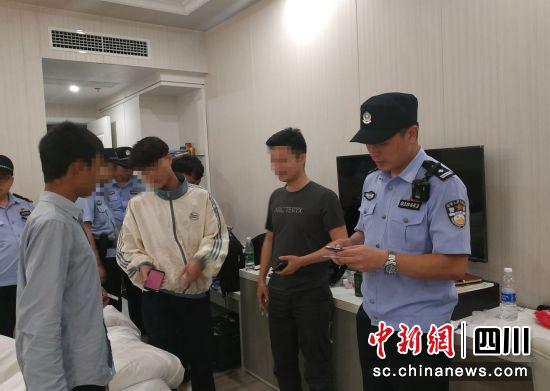 宾馆清查(自贡高新警方 供图)