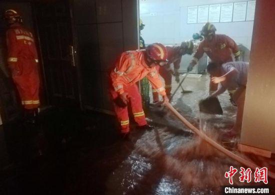 消防員幫助受災(zāi)村民清理被淹的民房。巴中消防提供