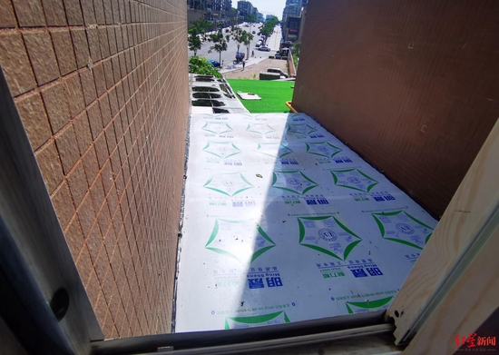 ▲曾先生家厨房外新增的“违建”