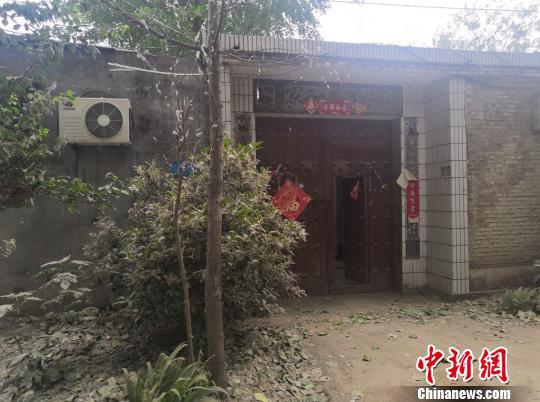 图为:制灌车间门口。台州公安供图