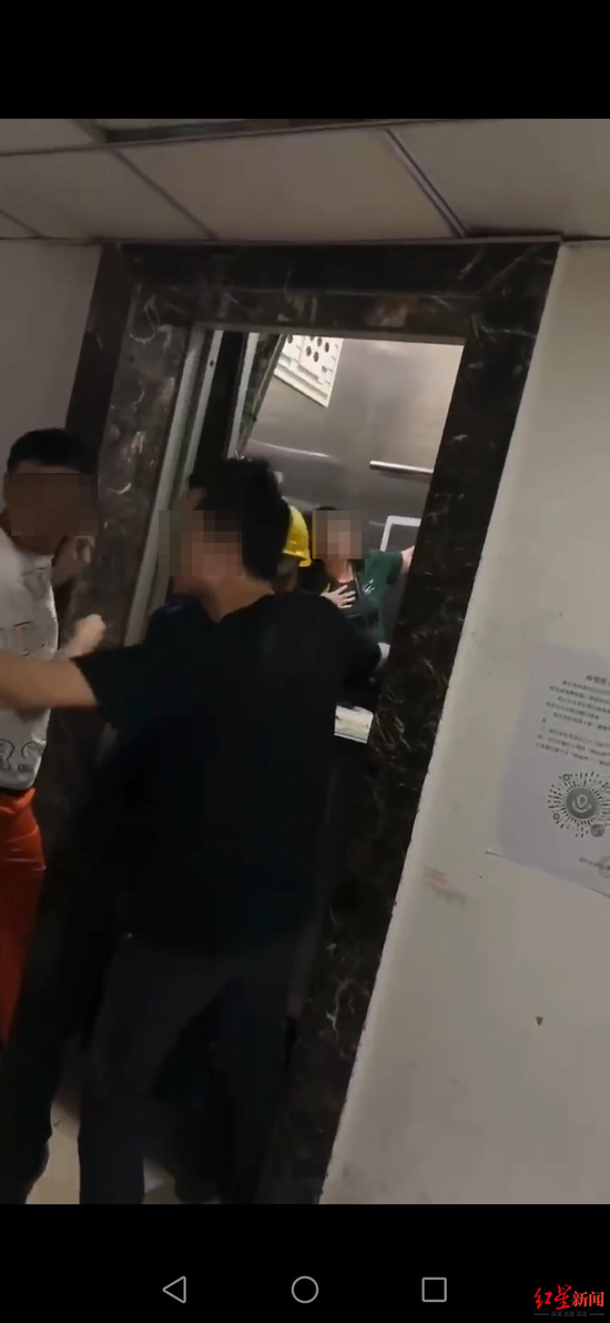 事故發生后,工作人員正在施救