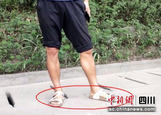 自贡一男子穿拖鞋驾驶货车被查处