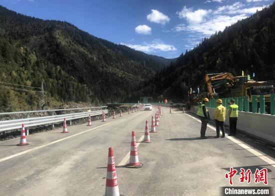 　汶马高速K231加200米处的右幅道路成功抢通。　四川交投集团提供