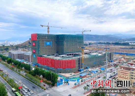 全國(guó)在建最大“抗震醫(yī)院”主體封頂。