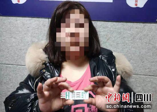 女子吸毒被抓(自贡高新警方 供图)