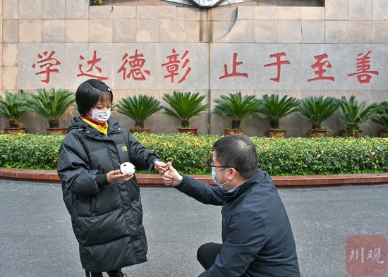 遂宁医护人员为9岁患癌女童送“3D打印版冰墩墩”上门。